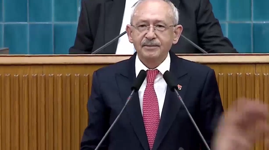 Kılı&ccedil;daroğlu yıllar sonra k&uuml;rs&uuml;ye &ccedil;ıktı, &uuml;zerine g&uuml;l yaprakları atıldı