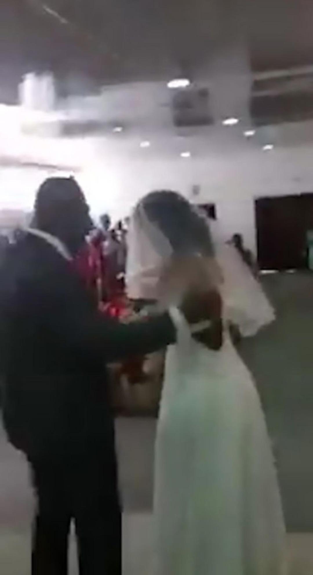 Gelinlik giyip eski sevgilisinin d&uuml;ğ&uuml;n&uuml;n&uuml; bastı! 