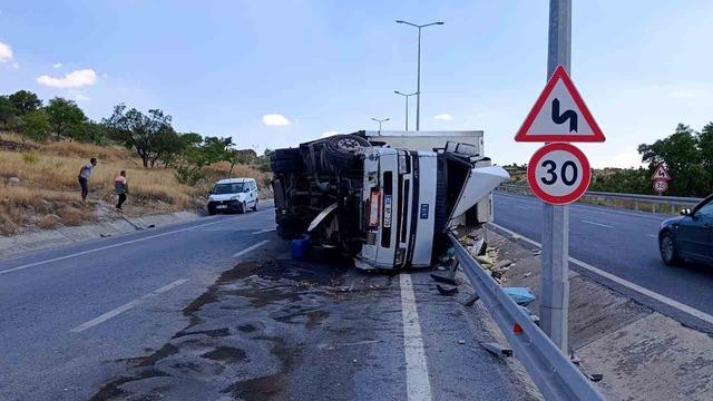 Direksiyon hakimiyeti kaybolan tır devrildi: 1 yaralı
