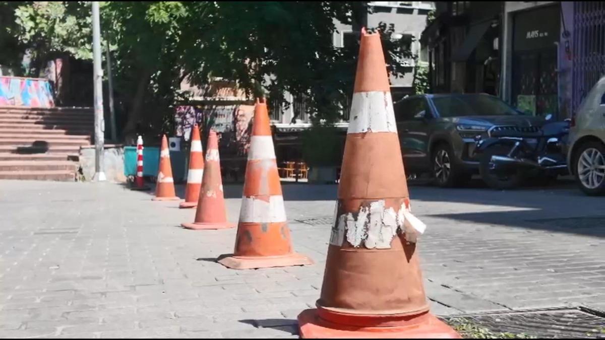 Beyoğlu nda yarı çıplak şahıs ortalığı birbirine kattı! Vatandaşlar tarafından böyle darbedildi 11