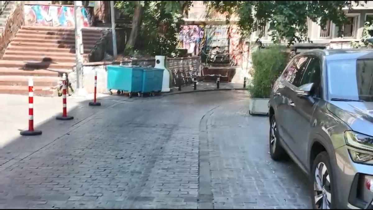Beyoğlu nda yarı çıplak şahıs ortalığı birbirine kattı! Vatandaşlar tarafından böyle darbedildi 9