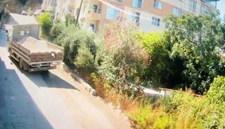 Yokuşu &ccedil;ıkamayan kamyon 10 &ccedil;ocuk annesini canından etti