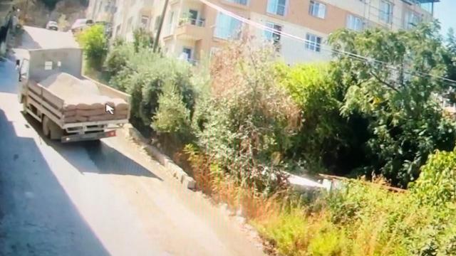 Yokuşu çıkamayan kamyon 10 çocuk annesini canından etti