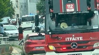 Çatıya çıkan vatandaş, polis tarafından indirildi