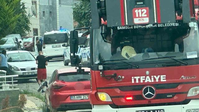 Çatıya çıkan vatandaş, polis tarafından indirildi
