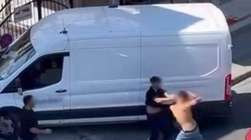 Ataşehir&rsquo;de iki kişinin sokak ortasındaki kavgası kameraya yansıdı