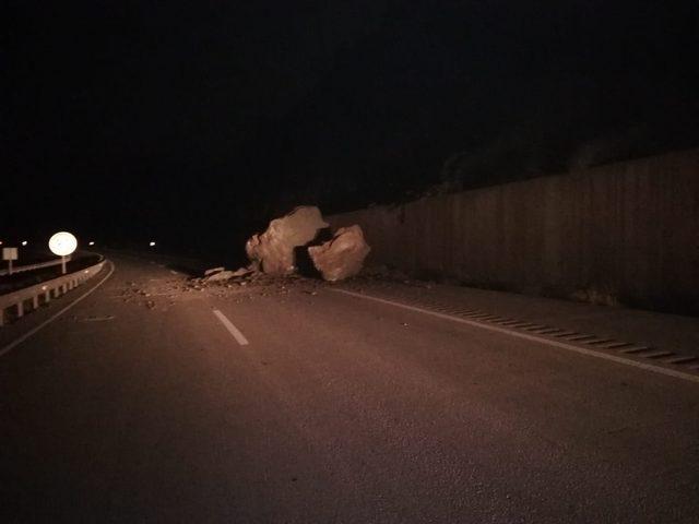 Karabük’te yola düşen dev kayalar ulaşımı aksattı