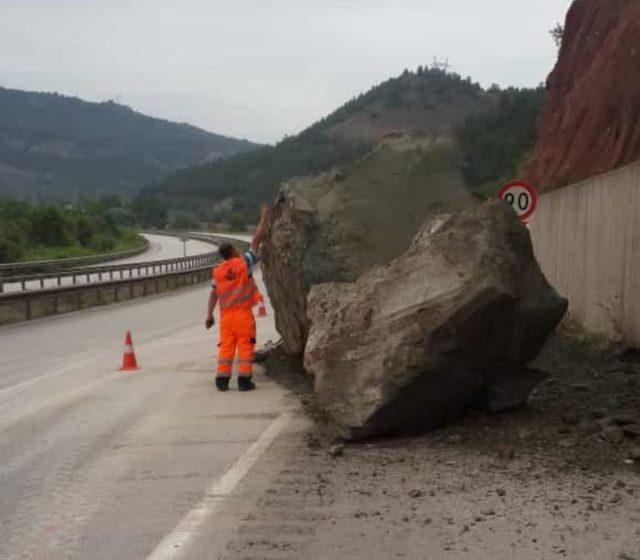 Karabük’te yola düşen dev kayalar ulaşımı aksattı