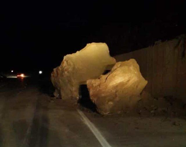 Karabük’te yola düşen dev kayalar ulaşımı aksattı