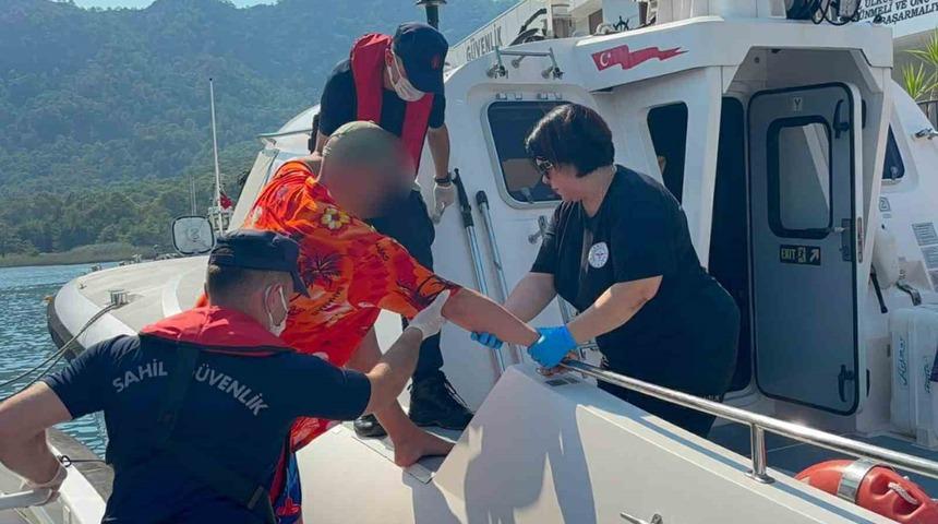 Gezi teknesinde rahatsızlanan vatandaşa tıbbi tahliye