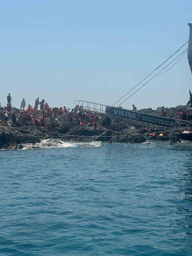 Gezi teknesi su aldı, 100 yolcu tahliye edildi 3