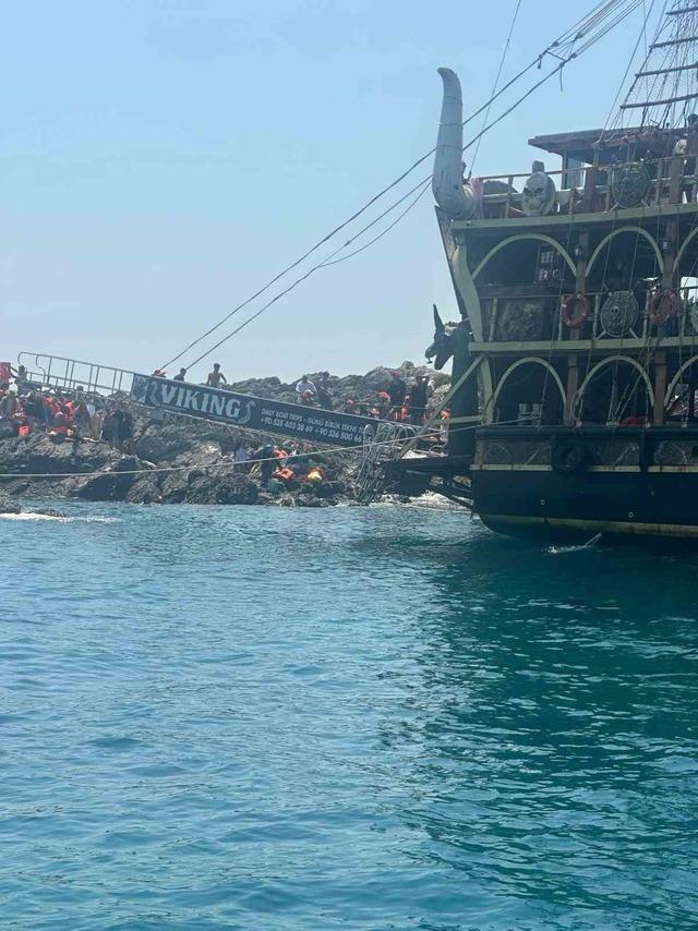 Gezi teknesi su aldı, 100 yolcu tahliye edildi 2