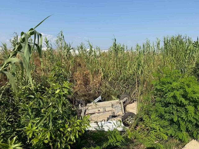 Kontrolden çıkan otomobil dereye uçtu, sürücü yaralandı: Kaza anı kamerada 1