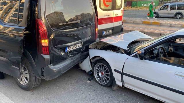 Elazığ’da zincirleme trafik kazası: 3 yaralı 3