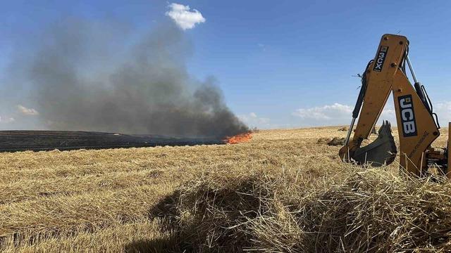 &Ccedil;orum&rsquo;da anız yangını ekili arazilere sı&ccedil;ramadan s&ouml;nd&uuml;r&uuml;ld&uuml; 5