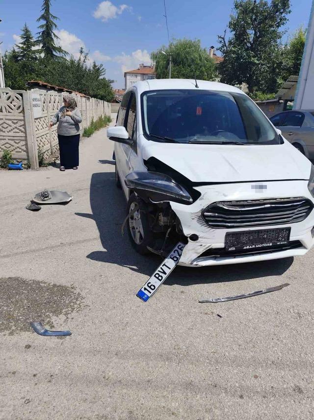 Otomobille çarpışan motosikletin sürücüsü yaralandı 1
