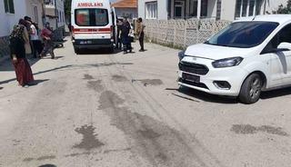 Otomobille &ccedil;arpışan motosikletin s&uuml;r&uuml;c&uuml;s&uuml; yaralandı