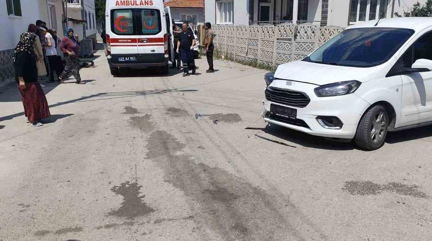 Otomobille &ccedil;arpışan motosikletin s&uuml;r&uuml;c&uuml;s&uuml; yaralandı