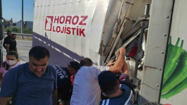 Kamyon tırla &ccedil;arpıştı: 1 &ouml;l&uuml;, 1 yaralı 4