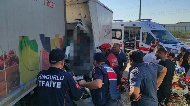 Kamyon tırla &ccedil;arpıştı: 1 &ouml;l&uuml;, 1 yaralı 1
