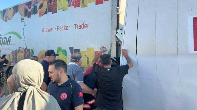 Kamyon tırla çarpıştı: 1 ölü, 1 yaralı