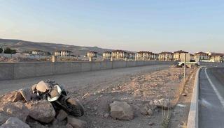 Virajı alamayan motosiklet yoldan &ccedil;ıktı: 2 yaralı