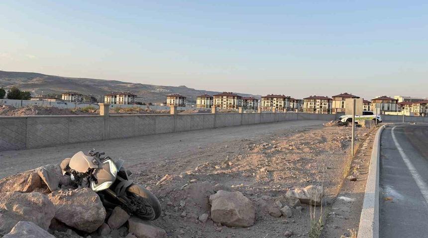Virajı alamayan motosiklet yoldan &ccedil;ıktı: 2 yaralı