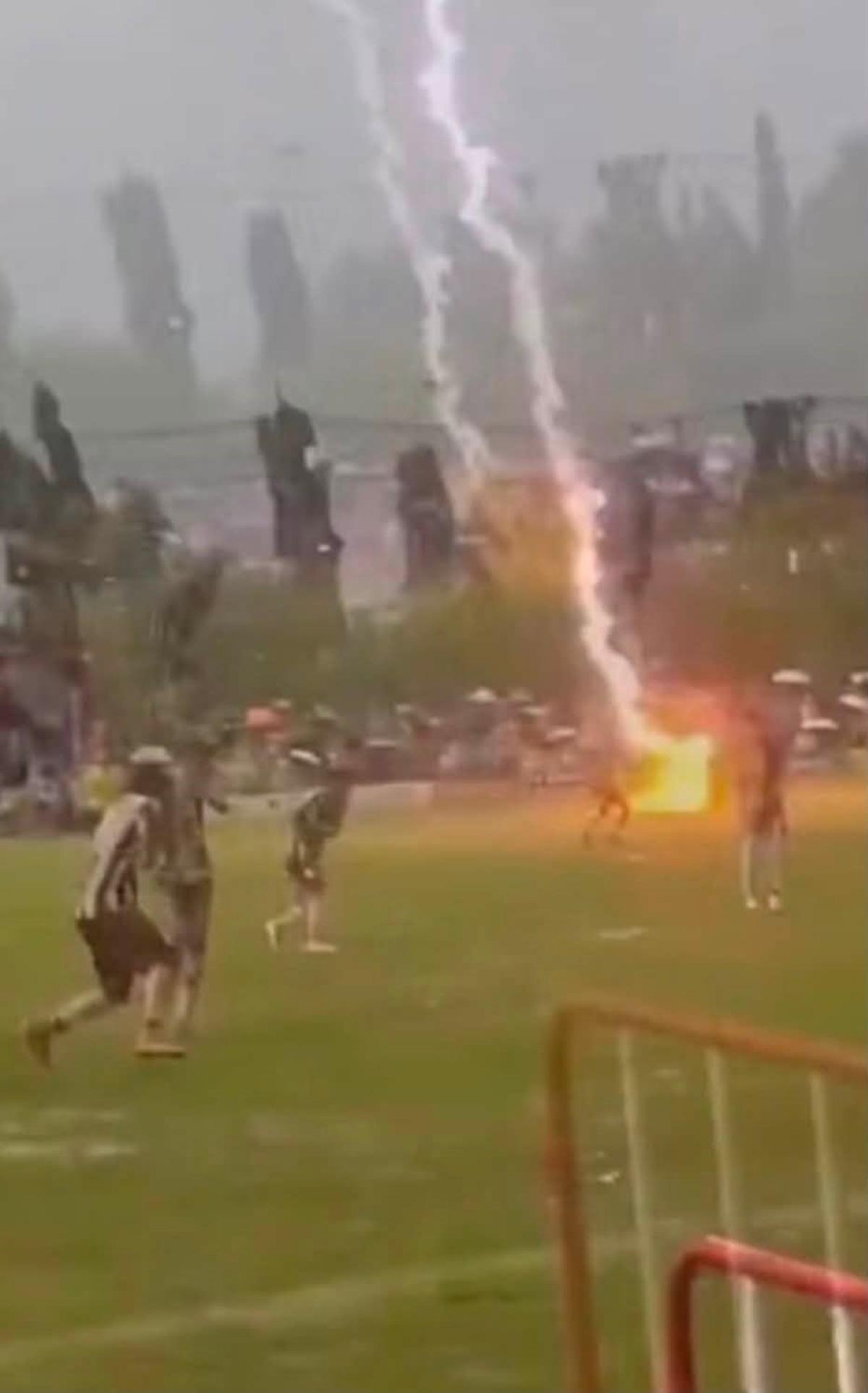 Olmaz denen oldu! Maç sırasında yıldırım çarptı: O futbolcu hayatını kaybetti 1