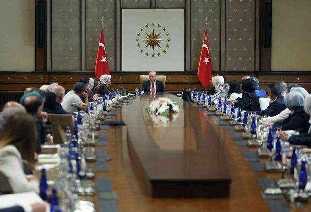 Cumhurbaşkanı Erdoğan, Kahramanmaraş&rsquo;taki okul saldırısında hayatını kaybeden &ouml;ğrencilerin ailelerini kabul etti 7