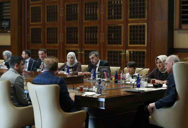 Cumhurbaşkanı Erdoğan, Kahramanmaraş&rsquo;taki okul saldırısında hayatını kaybeden &ouml;ğrencilerin ailelerini kabul etti 6