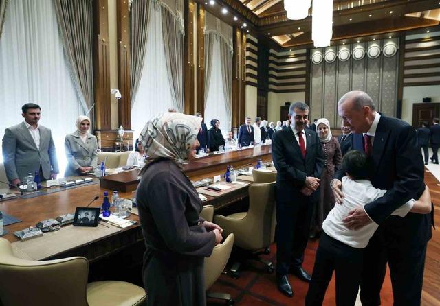 Cumhurbaşkanı Erdoğan, Kahramanmaraş&rsquo;taki okul saldırısında hayatını kaybeden &ouml;ğrencilerin ailelerini kabul etti 2