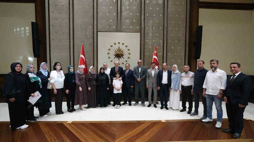 Cumhurbaşkanı Erdoğan, Kahramanmaraş&rsquo;taki okul saldırısında hayatını kaybeden &ouml;ğrencilerin ailelerini kabul etti