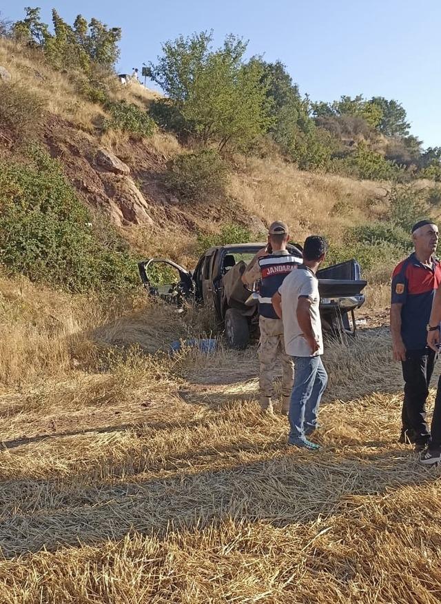 Palu’da kamyonet şarampole yuvarlandı: 2 yaralı 1
