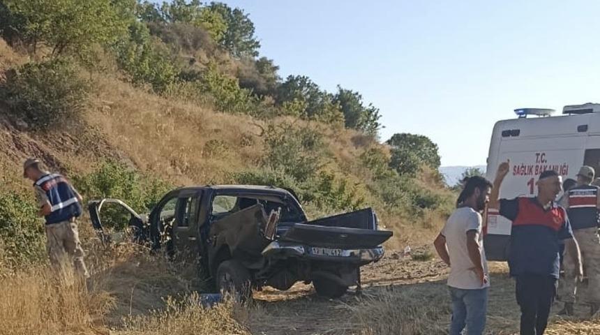 Palu&rsquo;da kamyonet  şarampole yuvarlandı: 2 yaralı