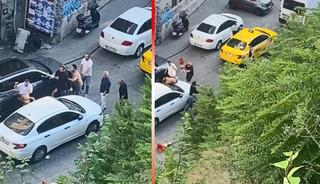 Beyoğlu'nda yarı &ccedil;ıplak şahıs ortalığı birbirine kattı! Vatandaşlar tarafından b&ouml;yle darbedildi