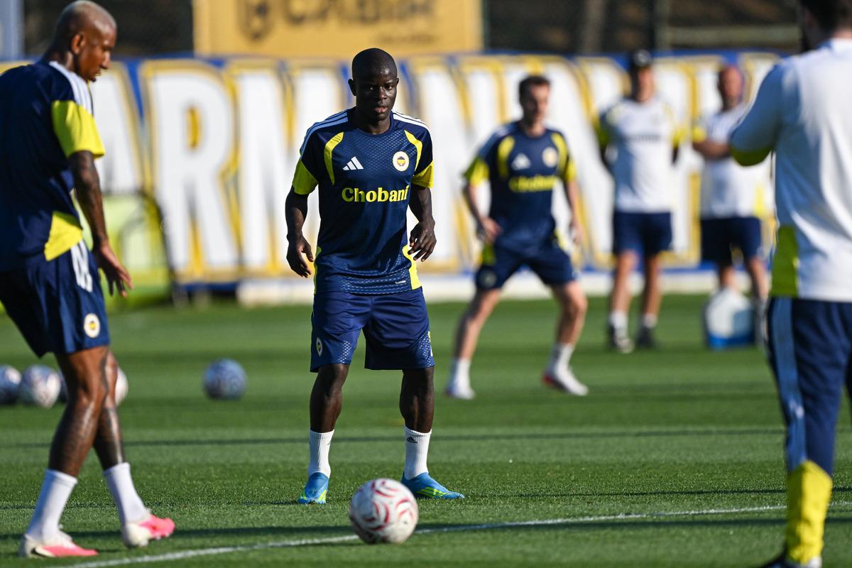 Fenerbahçe, UEFA Şampiyonlar Ligi kadrosunda değişikliğe gitti 1
