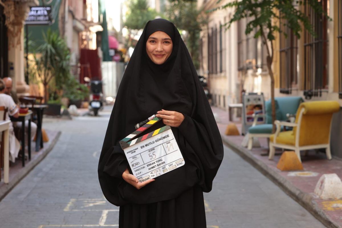Aybüke Pusat o rol için çarşafa girdi! Pozları gündemde 3