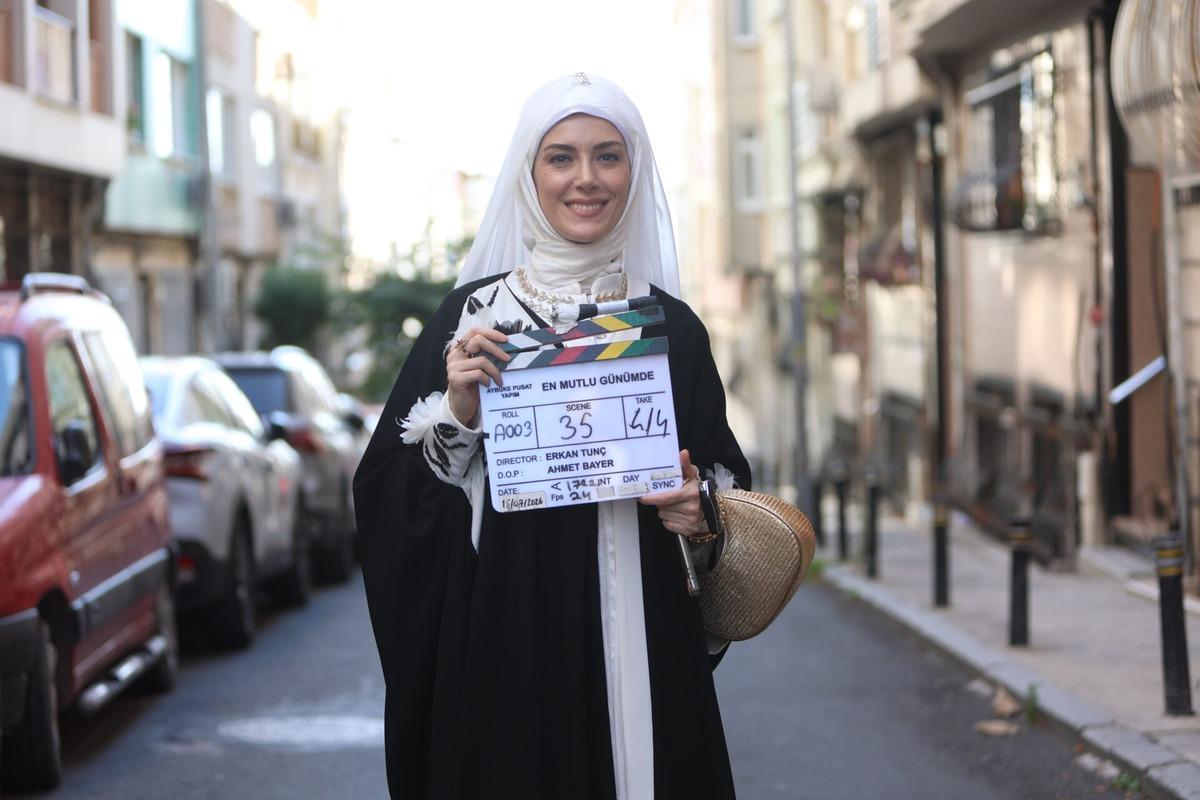 Aybüke Pusat o rol için çarşafa girdi! Pozları gündemde 4