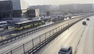 Otomobil İETT otob&uuml;s&uuml;ne &ccedil;arptı! Yaralılar var