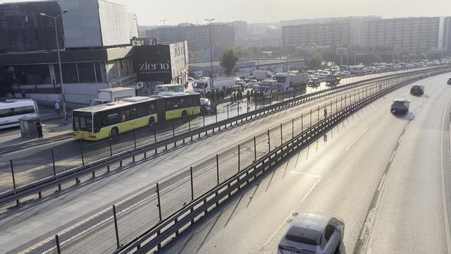 Otomobil İETT otobüsüne çarptı! 3 kişi hayatını kaybetti