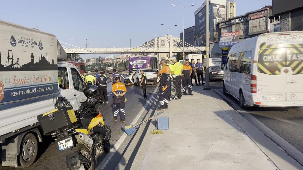 Otomobil İETT otob&uuml;s&uuml;ne &ccedil;arptı! 3 kişi hayatını kaybetti 2