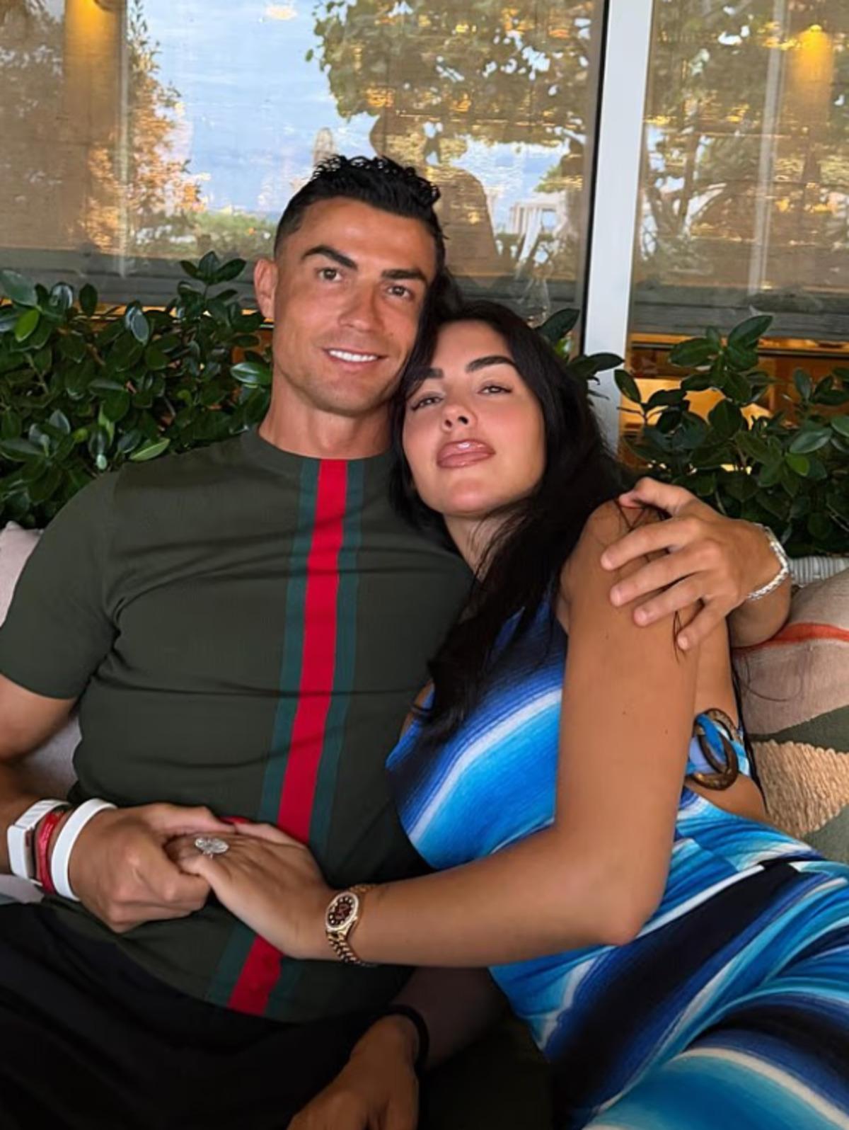 Georgina Rodriguez fiziği eleştirilince beyaz bikinisini giyip kıvrımlarını sergiledi! 1
