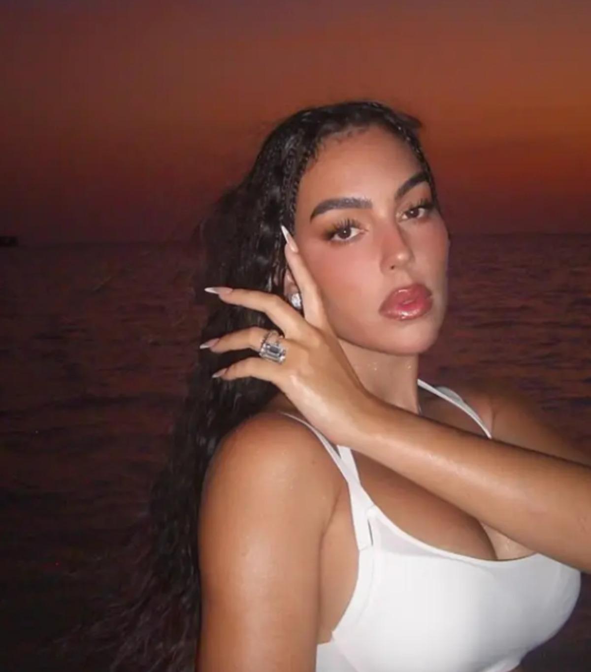 Georgina Rodriguez fiziği eleştirilince beyaz bikinisini giyip kıvrımlarını sergiledi! 2