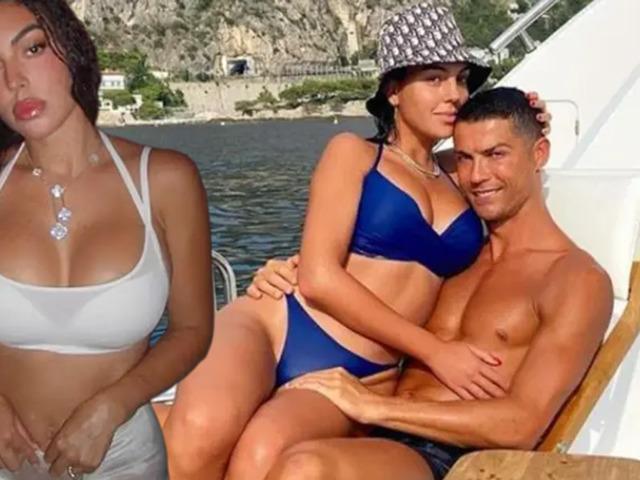 Fiziği eleştirildi! Beyaz bikinisiyle kıvrımlarını sergiledi