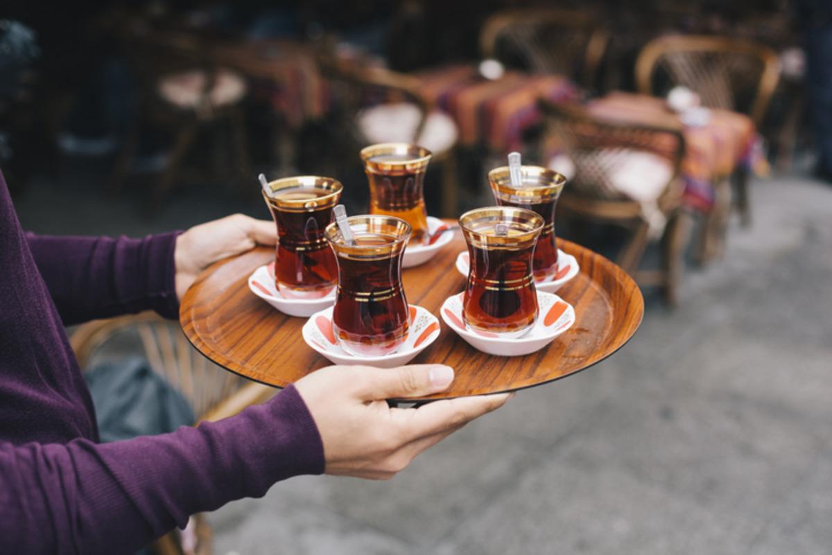 Çay bardağını masaya sert koyunca 10 yıllık işinden kovuldu 1