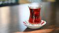 �ay barda��n� masaya sert koyunca 10 y�ll�k i�inden kovuldu