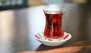 &Ccedil;ay bardağını masaya sert koyunca 10 yıllık işinden kovuldu