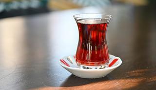 &Ccedil;ay bardağını masaya sert koyunca 10 yıllık işinden kovuldu
