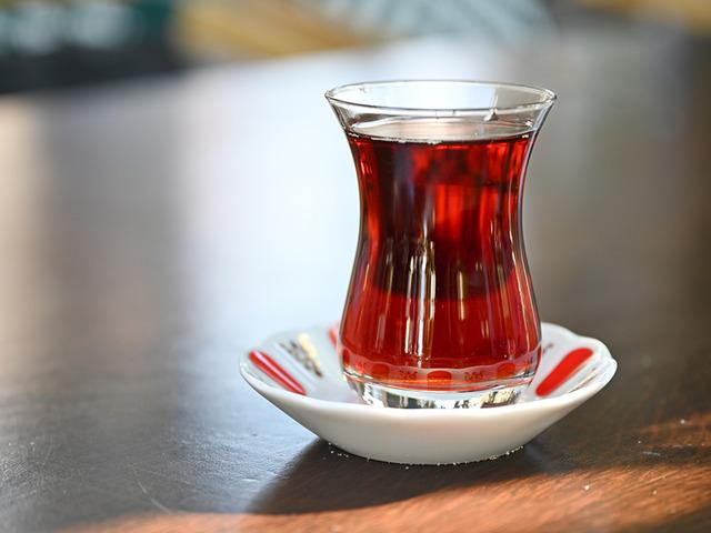&Ccedil;ay bardağını masaya sert koyunca 10 yıllık işinden kovuldu