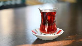 Çay bardağını masaya sert koyunca 10 yıllık işinden kovuldu